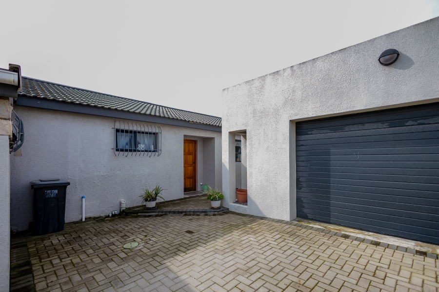 5 Bedroom Property for Sale in Loucharmante Western Cape